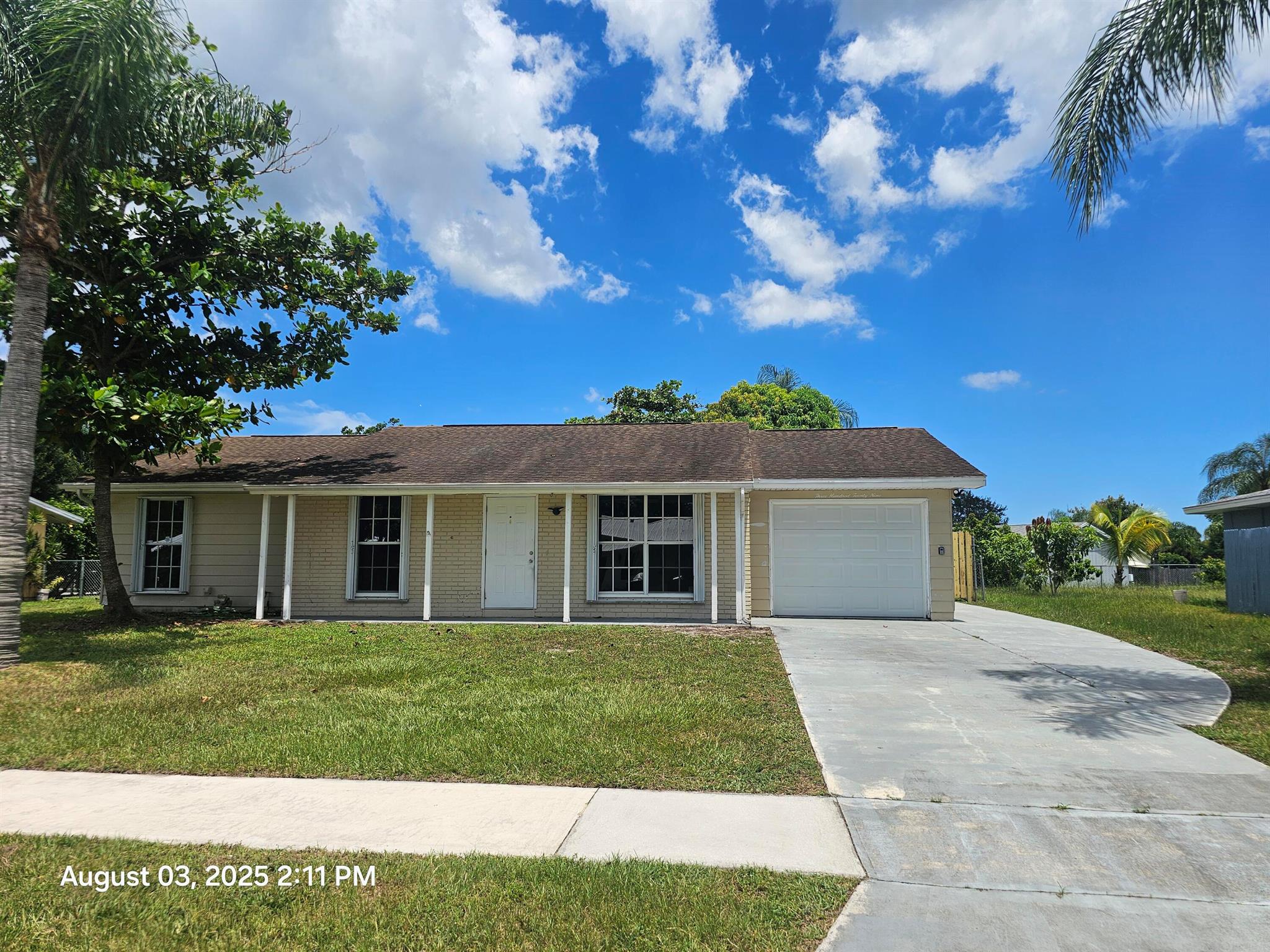 Beautiful single family home, recently renovated, new paint,3 bedrooms, 2 bathrooms, nice backyard with screened porch. Next to US1, Prima Vista, very quiet street.