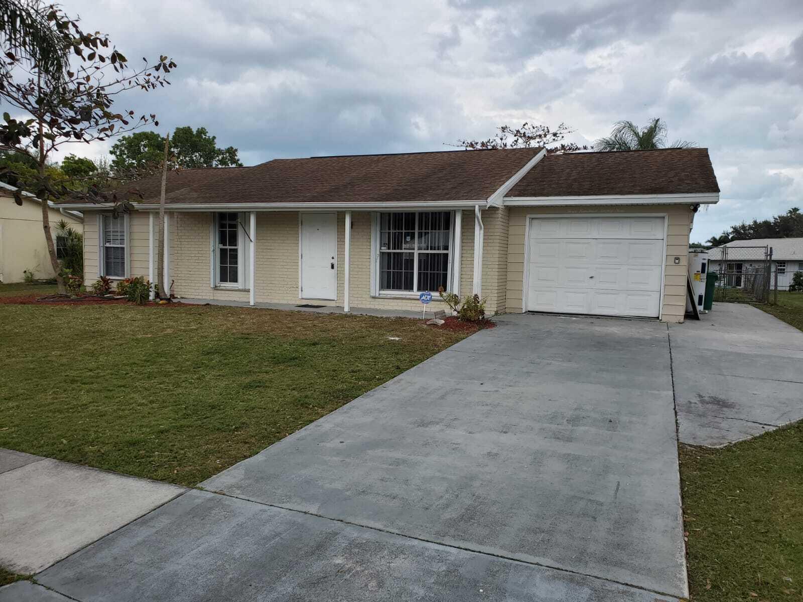 Beautiful single family home, recently renovated, new paint,3 bedrooms, 2 bathrooms, nice backyard with screened porch. Next to US1, Prima Vista, very quiet street.