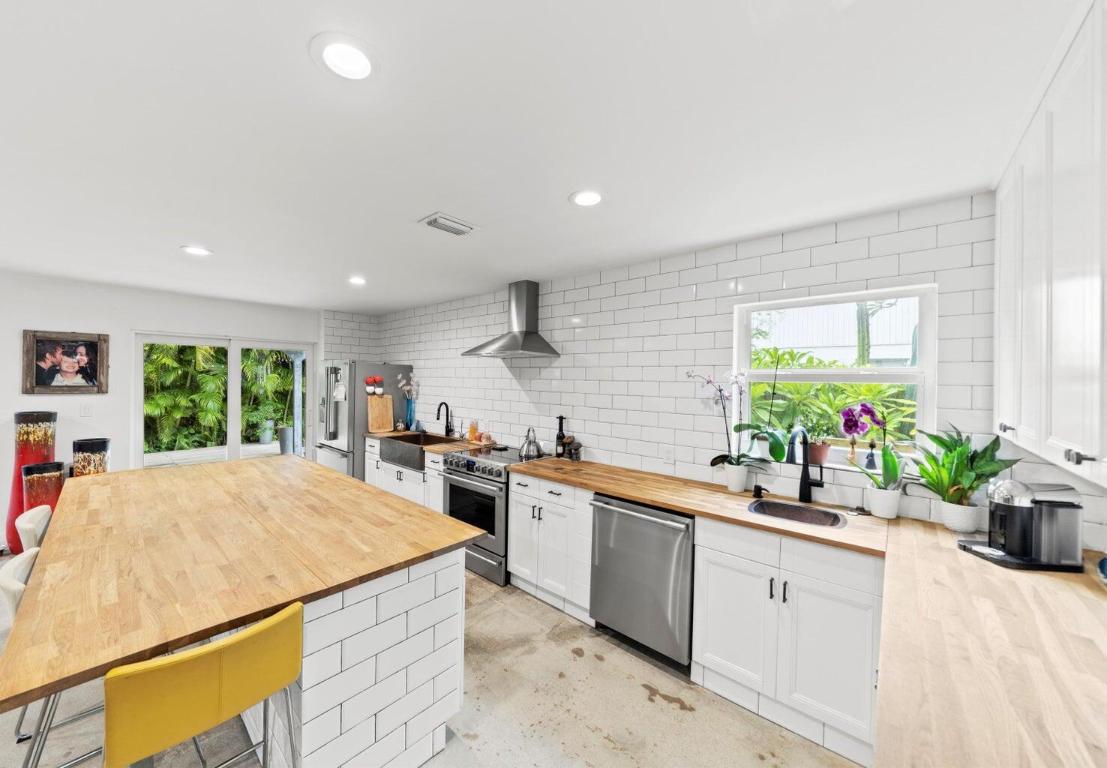 MARINELLO ESTATES/TROPIC ISLE - Residential