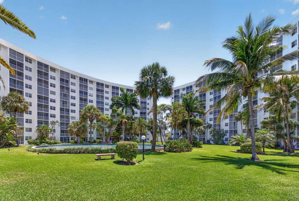 Photo of 2731 NE 14TH ST Causeway #405, Pompano Beach, FL 33062 (MLS # B26066552)
