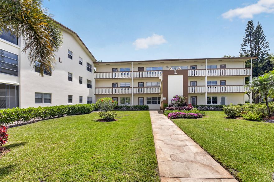 Very nice 1 BR updated 1.5 baths. Updated porch with sliding glass windows and tile floor. Lovely garden view from porch. 55+ community with beautiful Clubhouse.