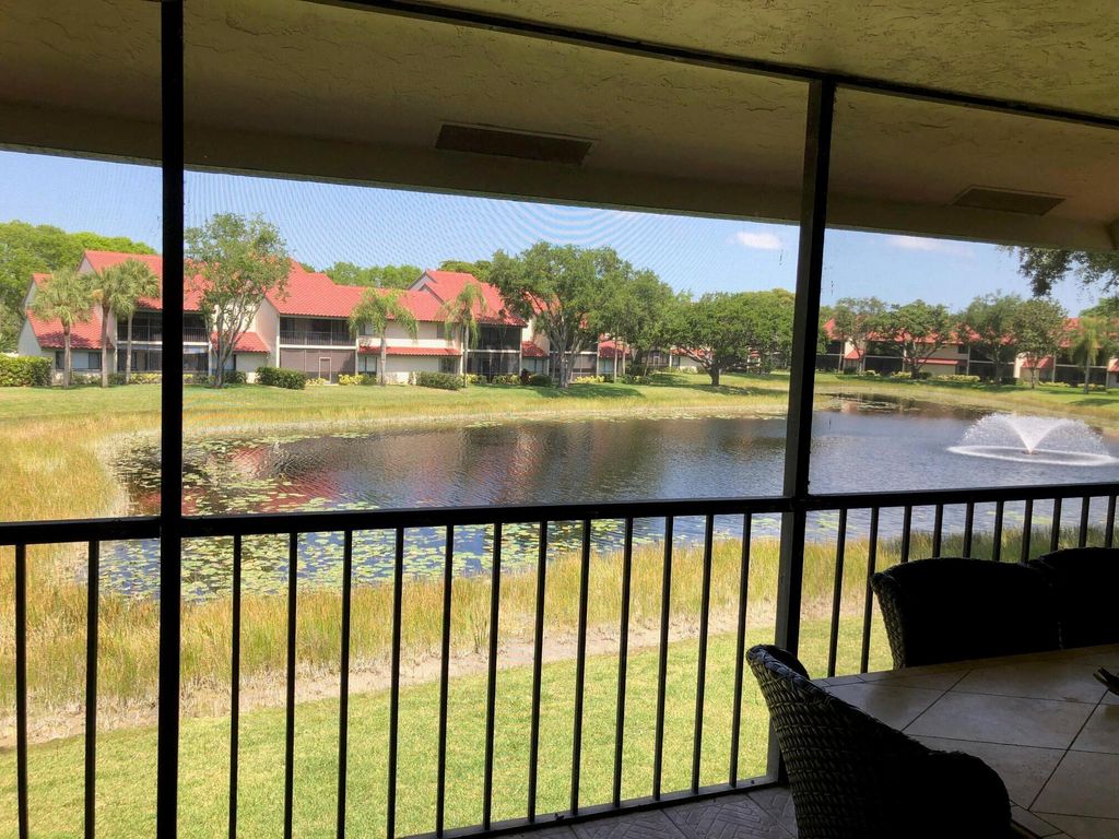 Photo of 22 Lexington Lane W #E, Palm Beach Gardens, FL 33418 (MLS # R11090280)
