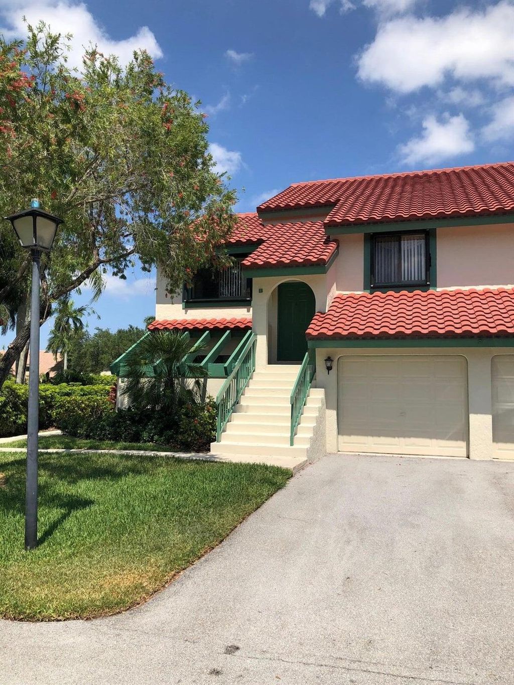 Photo of 22 Lexington Lane W #E, Palm Beach Gardens, FL 33418 (MLS # R11090280)