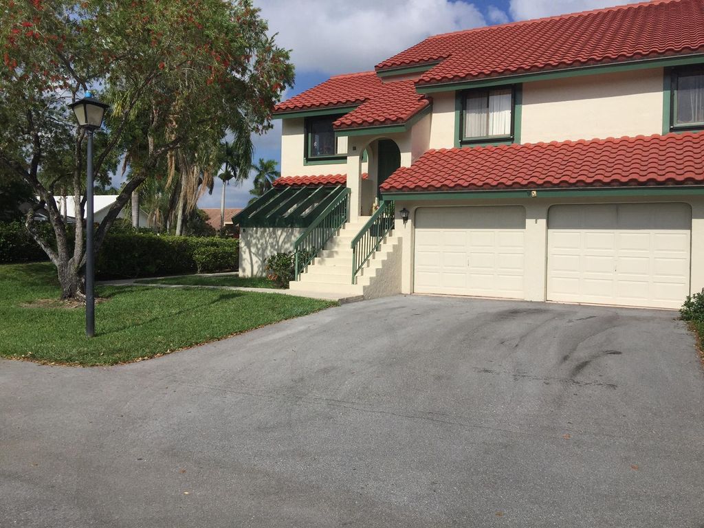 Photo of 22 Lexington Lane W #E, Palm Beach Gardens, FL 33418 (MLS # R11090280)