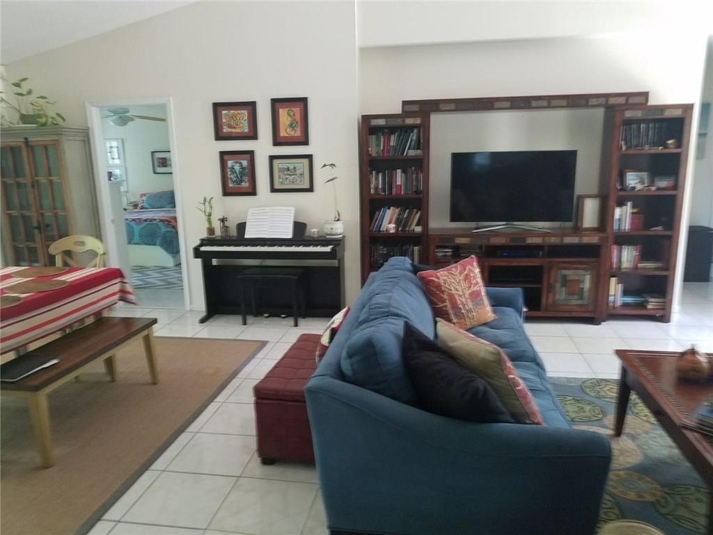 SPRING CIRCLE VILLAS - Residential