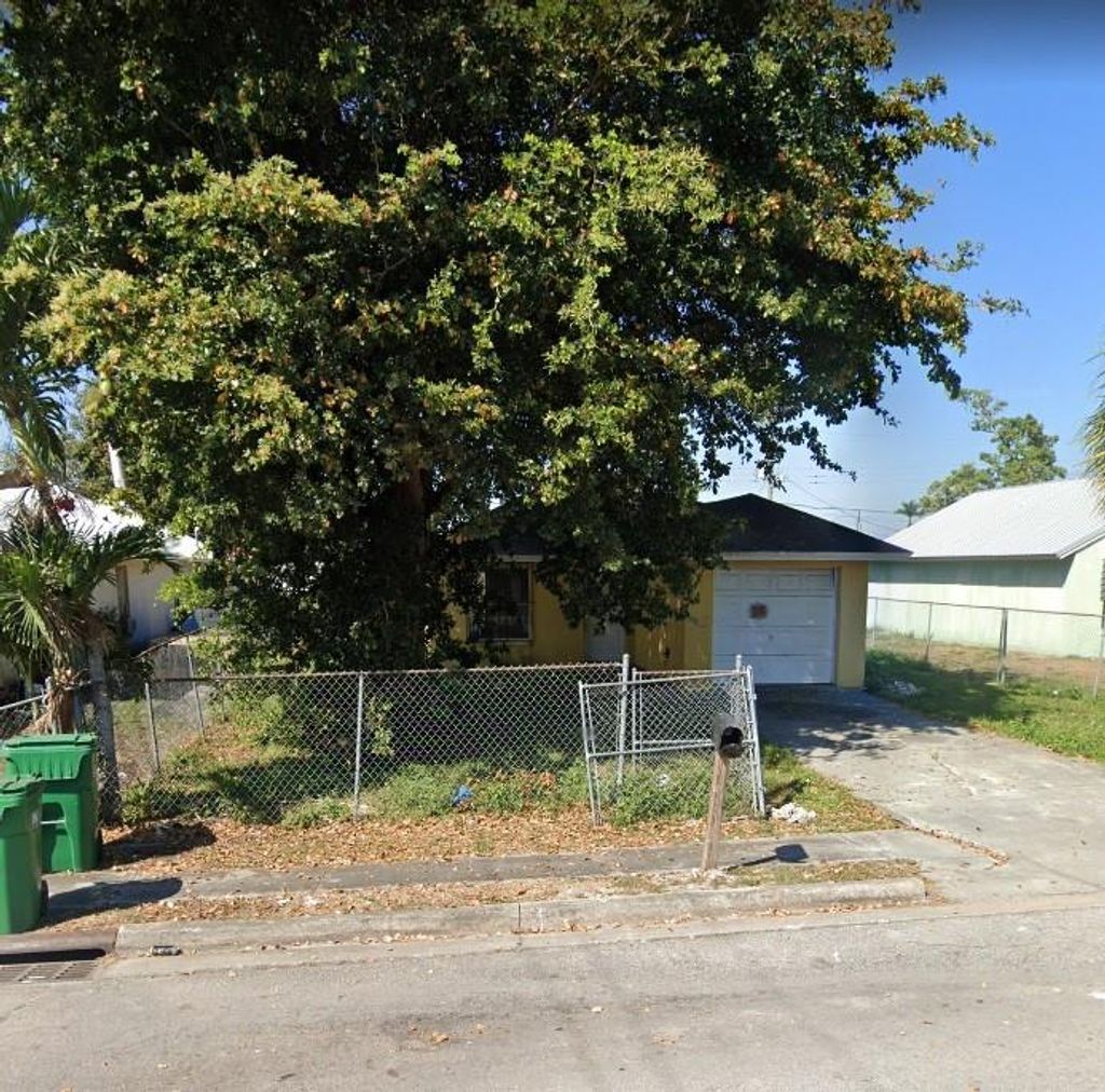 Photo of 135 NW 9th Ave, South Bay, FL 33493 (MLS # F10386324)