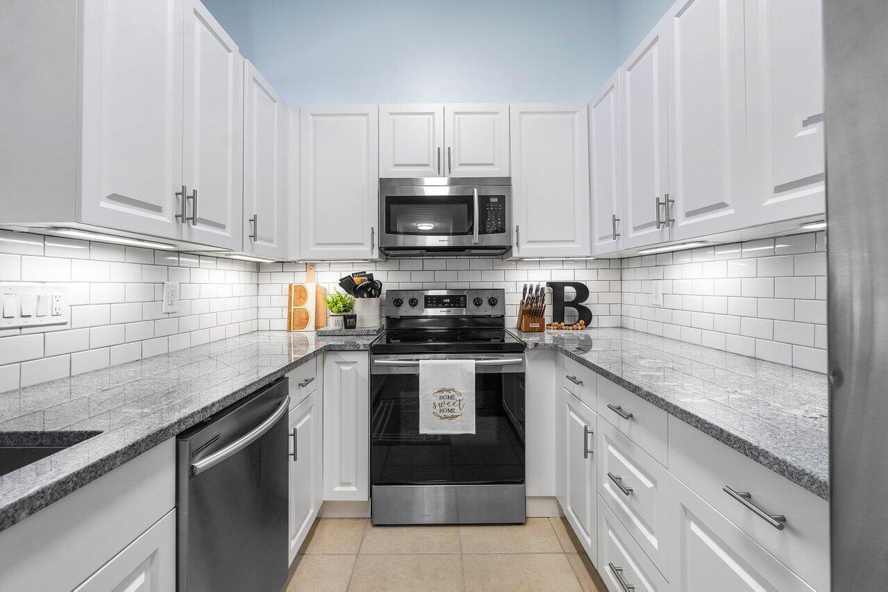 SUGAR POND MANOR OF WELLINGTON - Residential