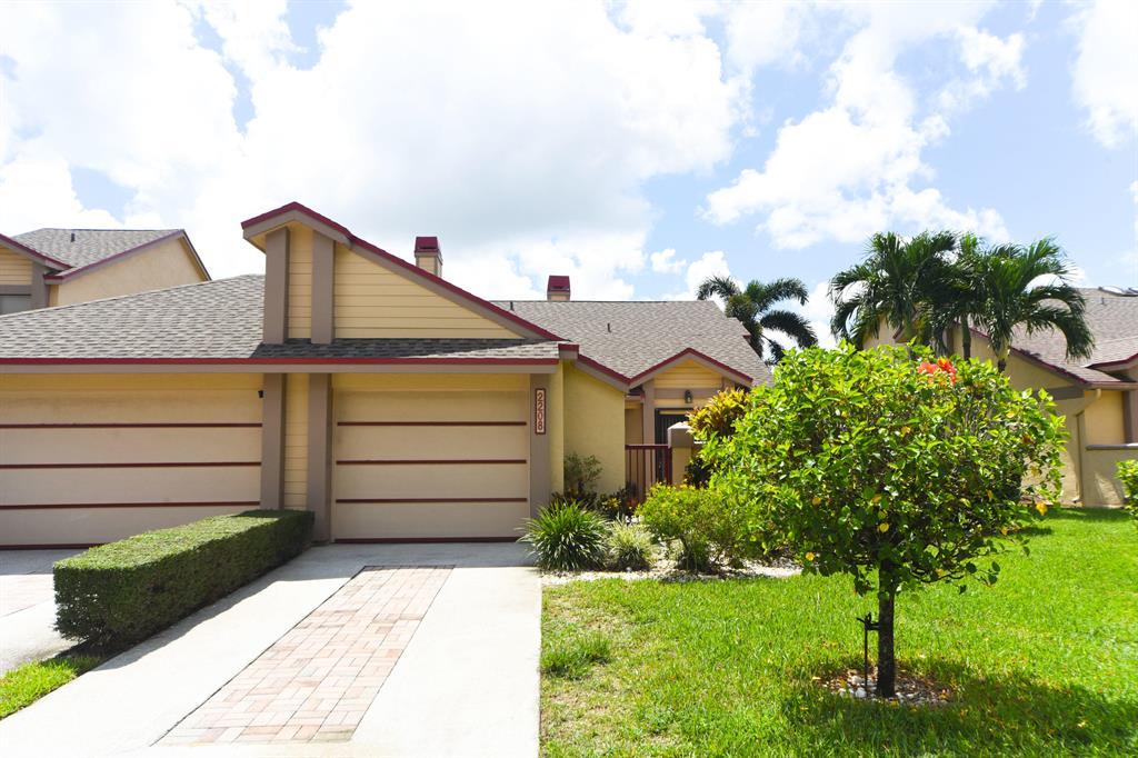 BEAUTIFUL END-UNIT WITH SPECTACULAR LAKE & FOUNTAIN VIEWS.! . PRIVATE PATIO LEADS TO ENTRY. THIS GREAT LIGHT & BRIGHT UNIT HAS SOUTH EXPOSURE AT REAR AND SKYLIGHTS IN LIVING AREA. KITCHEN IS EAT-IN WITH A PASS-THRU., PRIVATE FLORIDA ROOM LEADS TO TERRACE/DECK ON LAKE'S EDGE WITH FANTASTIC VIEWS. SOUGHT AFTER COMMUNITY OFFERS POOL , SPA, CLUBHOUSE, FITNESS CENTER,, GYM, AND MUCH MORE. ALL EXTERIOR MAINTENANCE AND INSURANCE COVERED.
