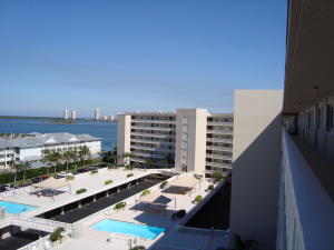 LAKE HARBOUR TOWERS EAST - Residential