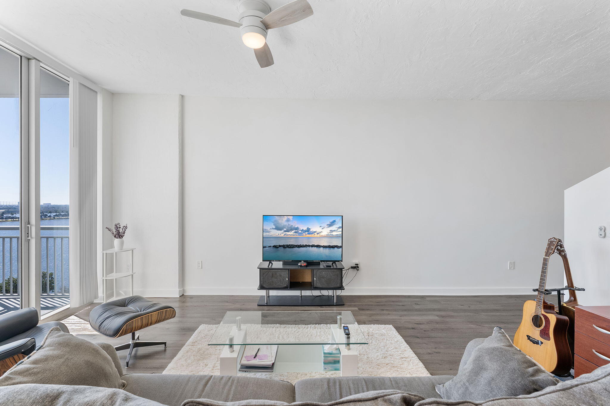 300 S Australian Avenue 916