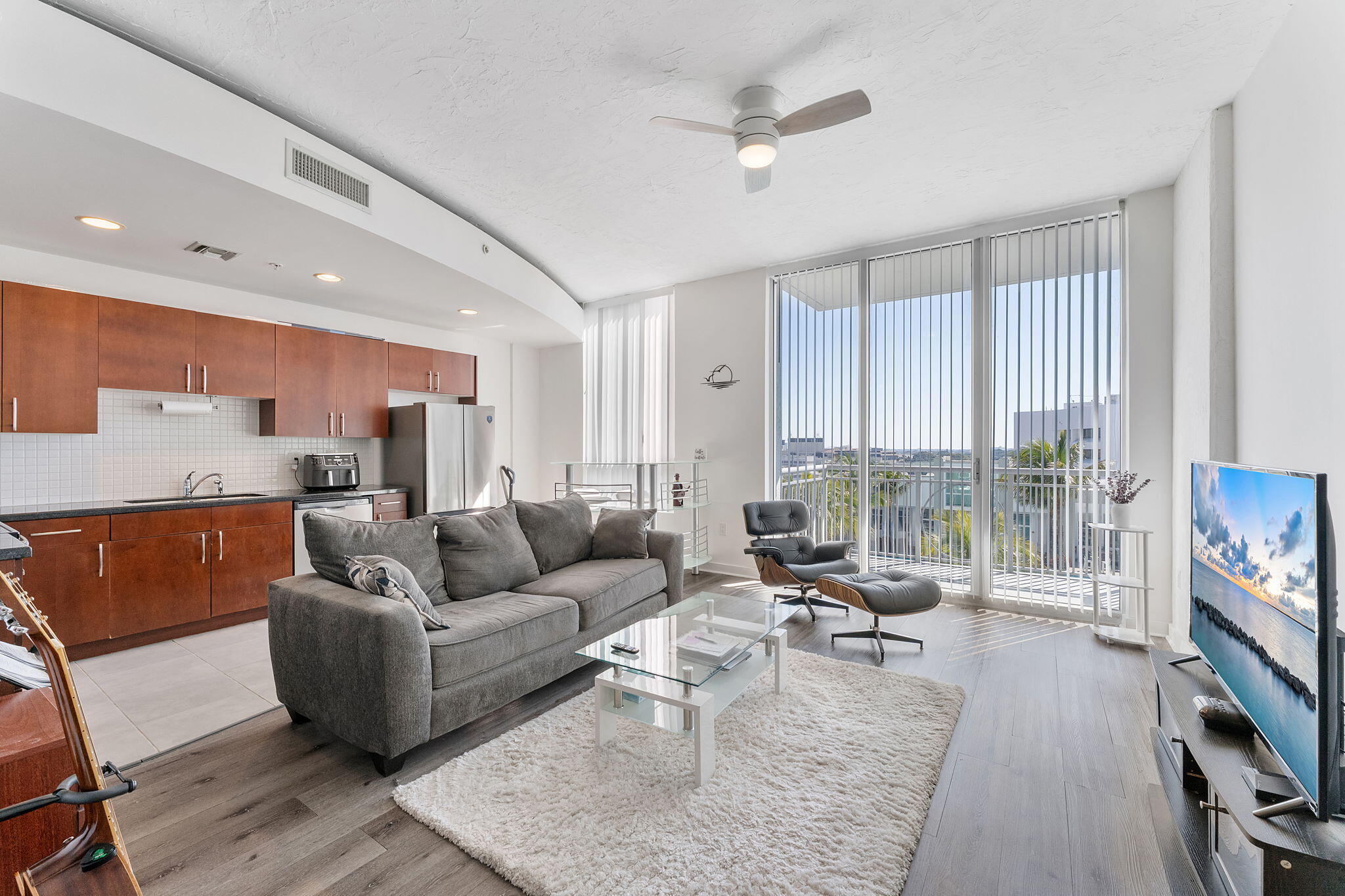 300 S Australian Avenue 916