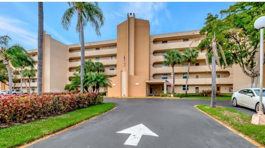 Secure building 2/2 plus den, washer and dryer in unit. all tile flooring short drive to beach, close to downtown Boca, easy access to roads, shopping, dining and all that Boca has to offer.