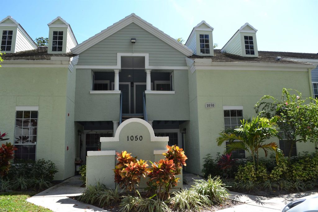 Photo of 1050 Crystal Way #E, Delray Beach, FL 33444 (MLS # R10968677)