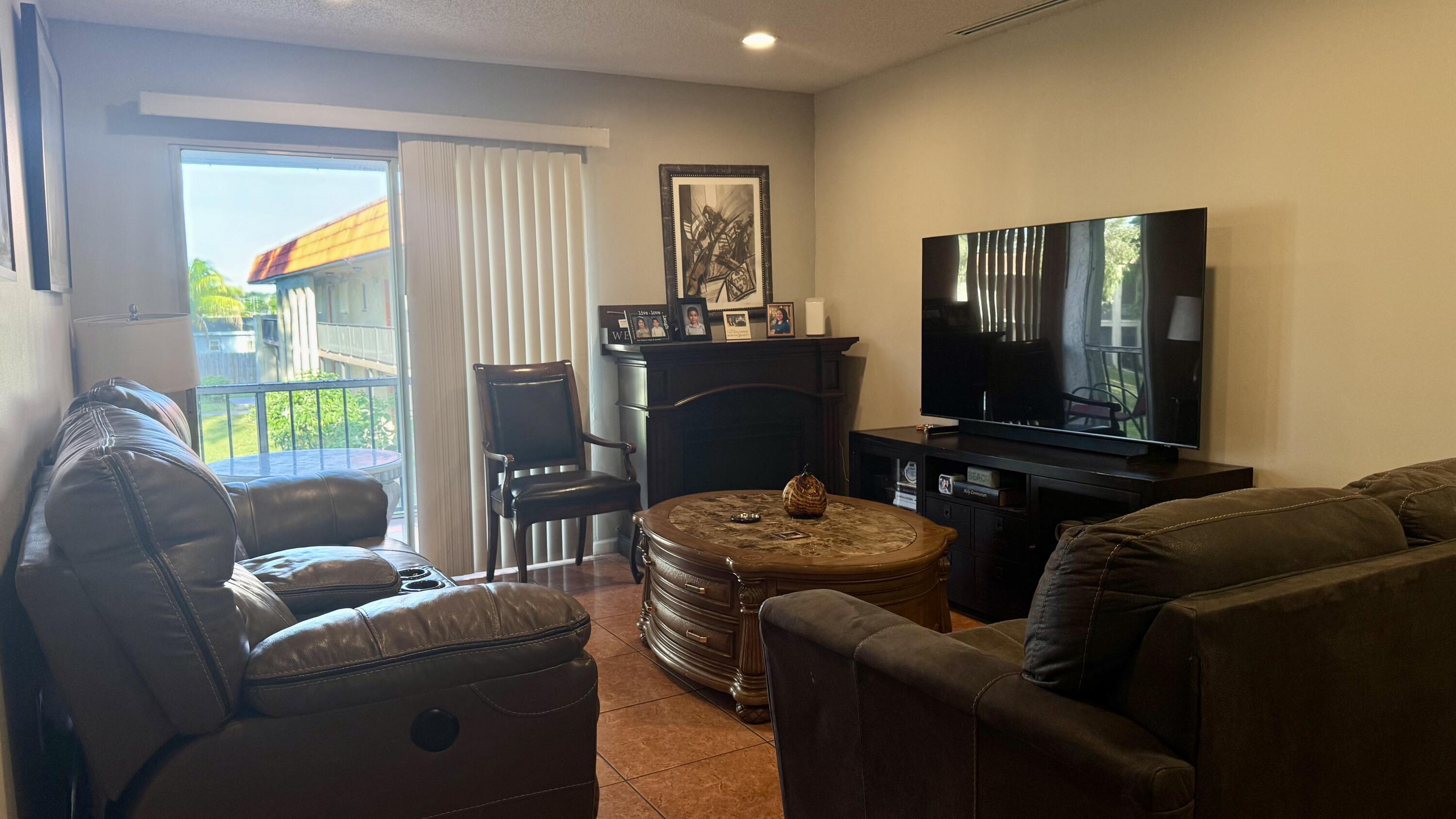 6086 Forest Hill Boulevard 208