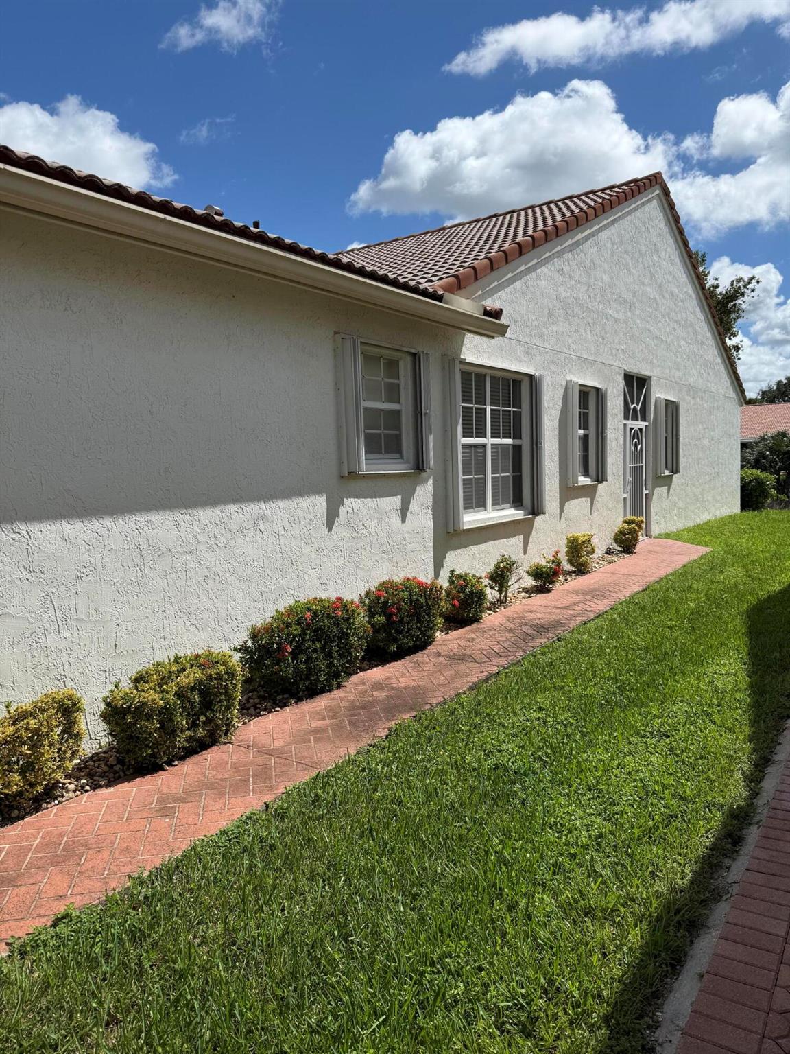 6252 Heliconia Road