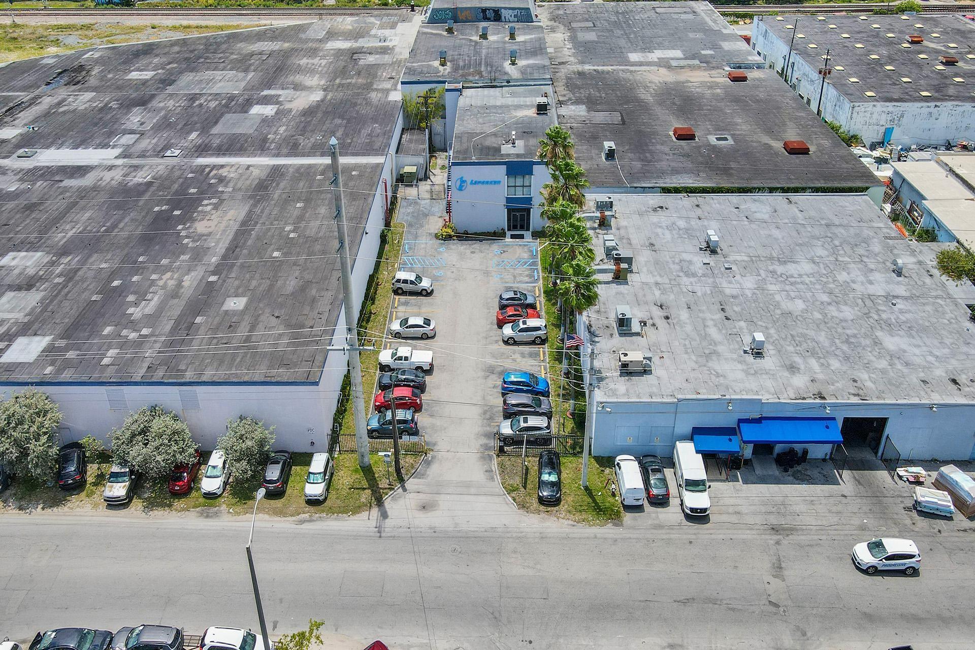 Massive 160,000+ SF warehouse ,over 8000SF of built out office space for lease. Perfect for a large shipping or logistics operation. Located just 20 minutes for the port of Miami and Miami International Airport; and 30 minutes from Ft. Lauderdale. 10+ Bays and a double bay. For questions or showing requests.
Approx 9,000 Sf of built out office space