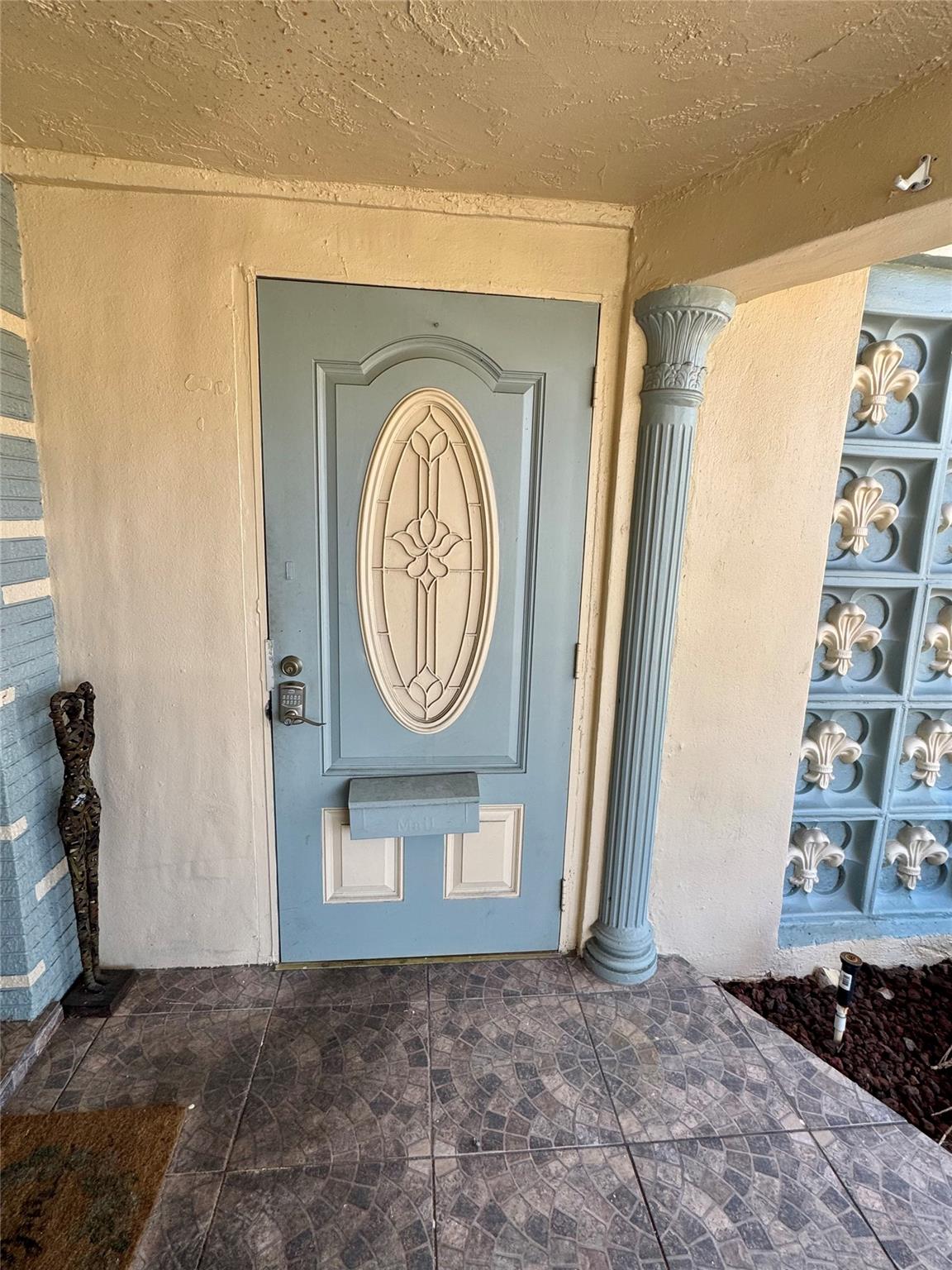 "For Rent" Clean & Well Maintained - 1 Bedroom / 1 Bathroom Apartment - Comes Fully Furnished - All Utilities Included - Ceramic Tile Flooring - Electric Stove, Refrigerator Stove - Ice Cold A/C - Owner Lives in the Other Side.
1st Last & Security Deposit - Available Today - Quick Approval Process - Sorry, No Pets *Equal Housing Opportunity*