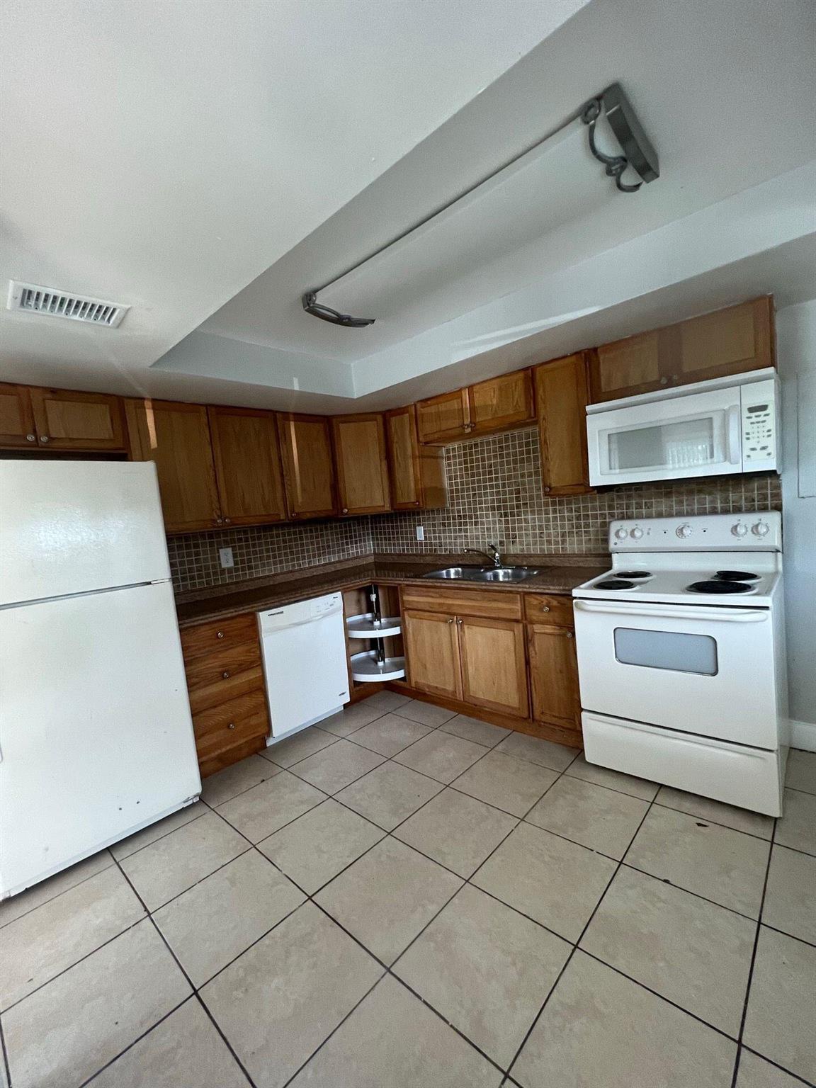 Well maintained 2-bedroom apartment available in Fort Pierce. Close to shopping, dining and I95. Easy and quick move in process. $100/month flat fee for water utility. Ready for occupancy.
