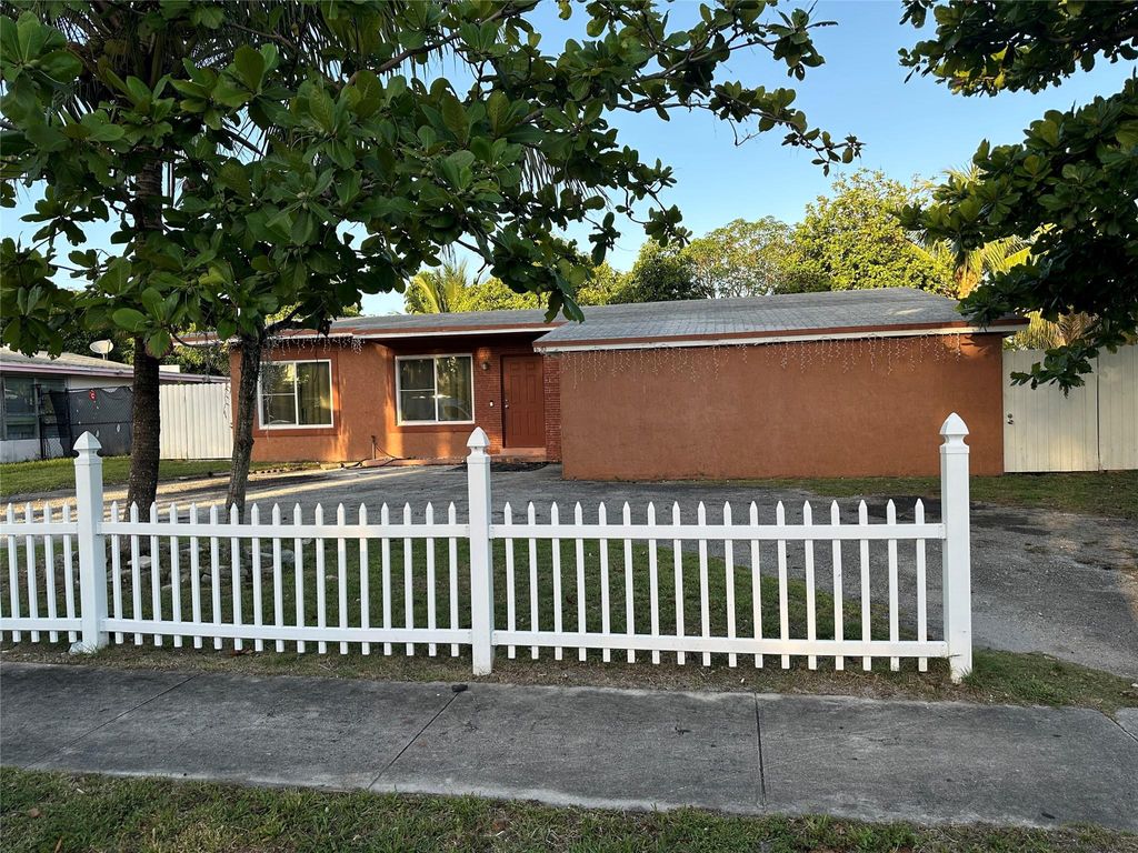 Photo of 630 SW 28th Drive, Fort Lauderdale, FL 33312 (MLS # F10516426)