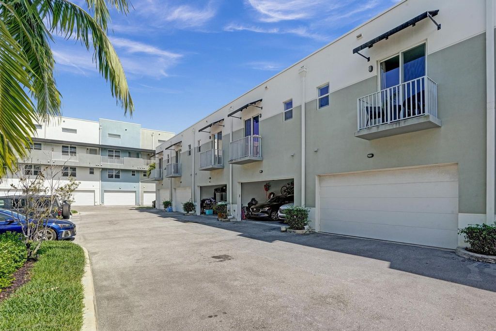 Photo of 480 NE 35th Ct #2, Oakland Park, FL 33334 (MLS # F10532353)