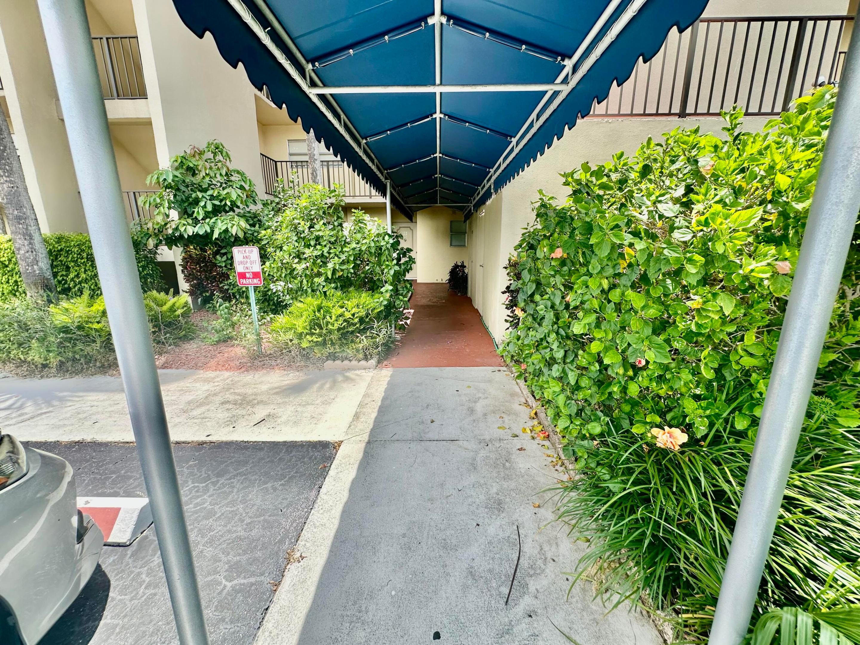3661 Via Poinciana