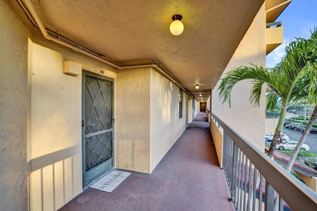 2455 Lindell Boulevard 3305, Delray Beach, FL, 33444/$399,000 3 2455 Lindell Boulevard 3305