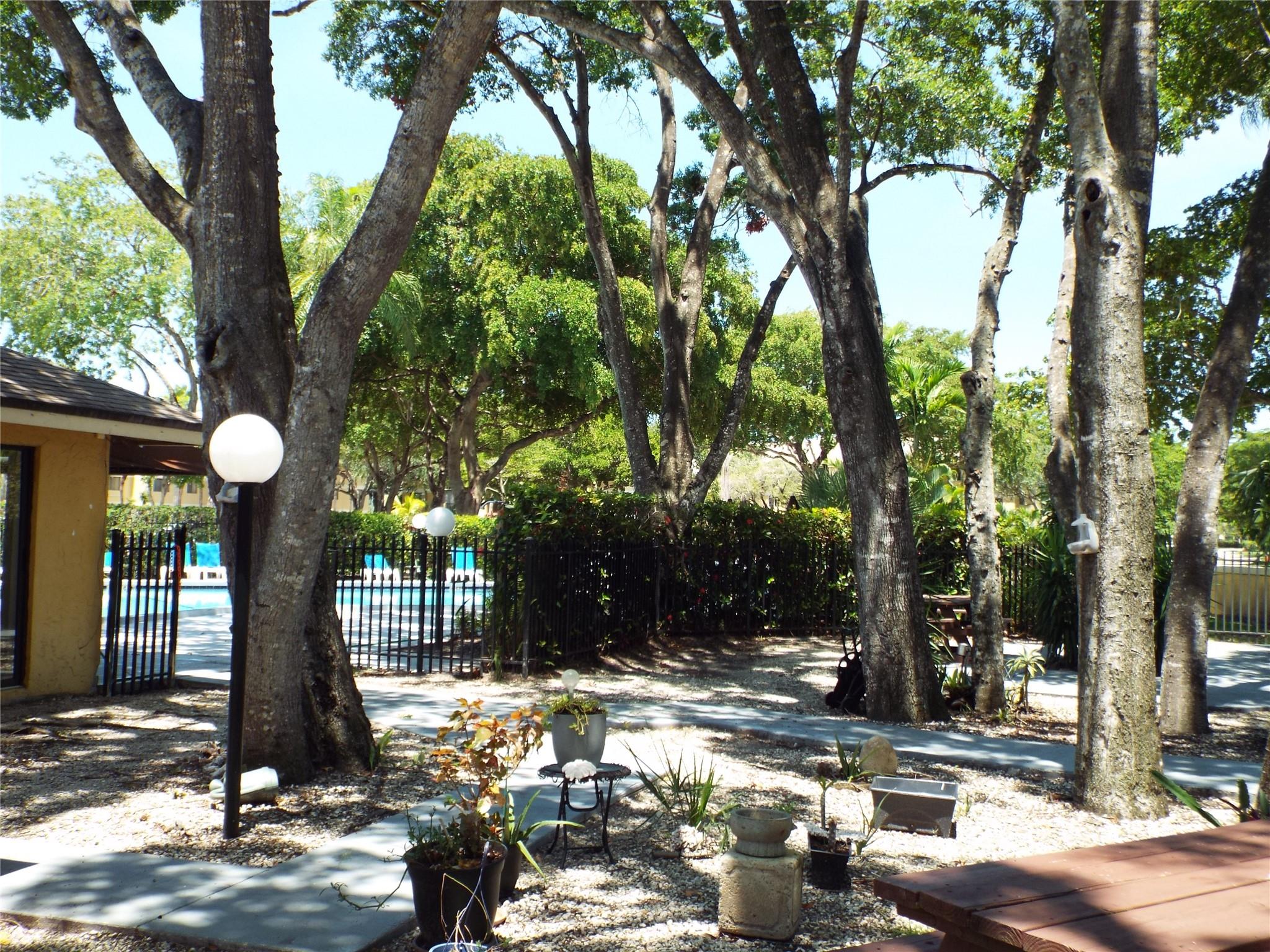 OAKLAND FOREST CLUB - Residential