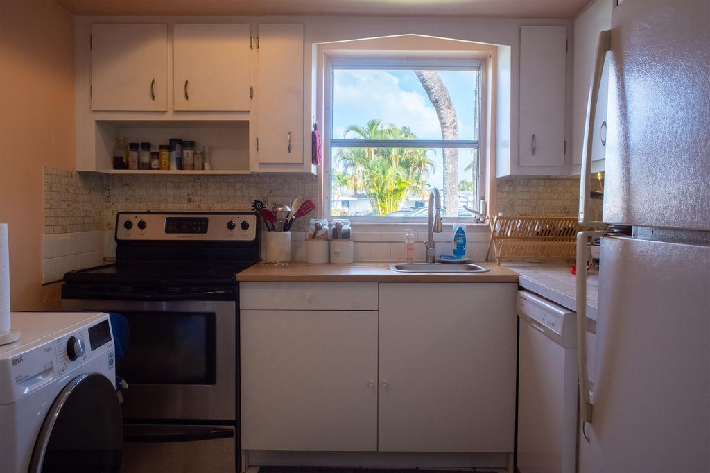 Photo of 2683 W Emory Dr Drive W #H, West Palm Beach, FL 33415 (MLS # B26025989)