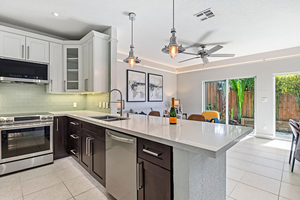 Photo of 1741 NE 4th Avenue #F5, Fort Lauderdale, FL 33305 (MLS # B26025353)