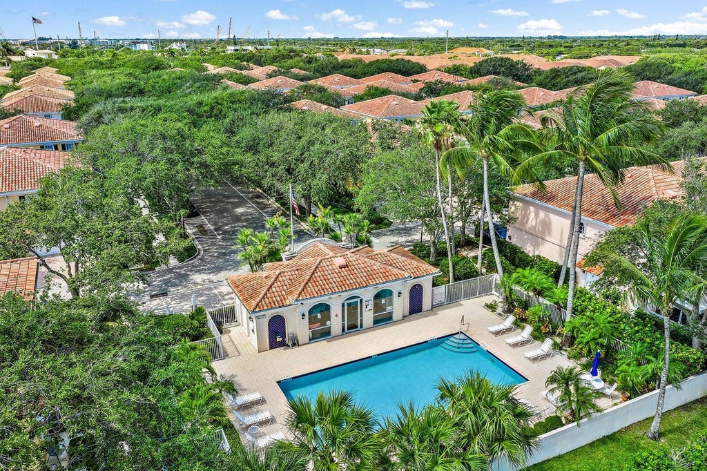 Photo of 73 Laurel Oaks Circle, Jupiter, FL 33469 (MLS # B26055549)