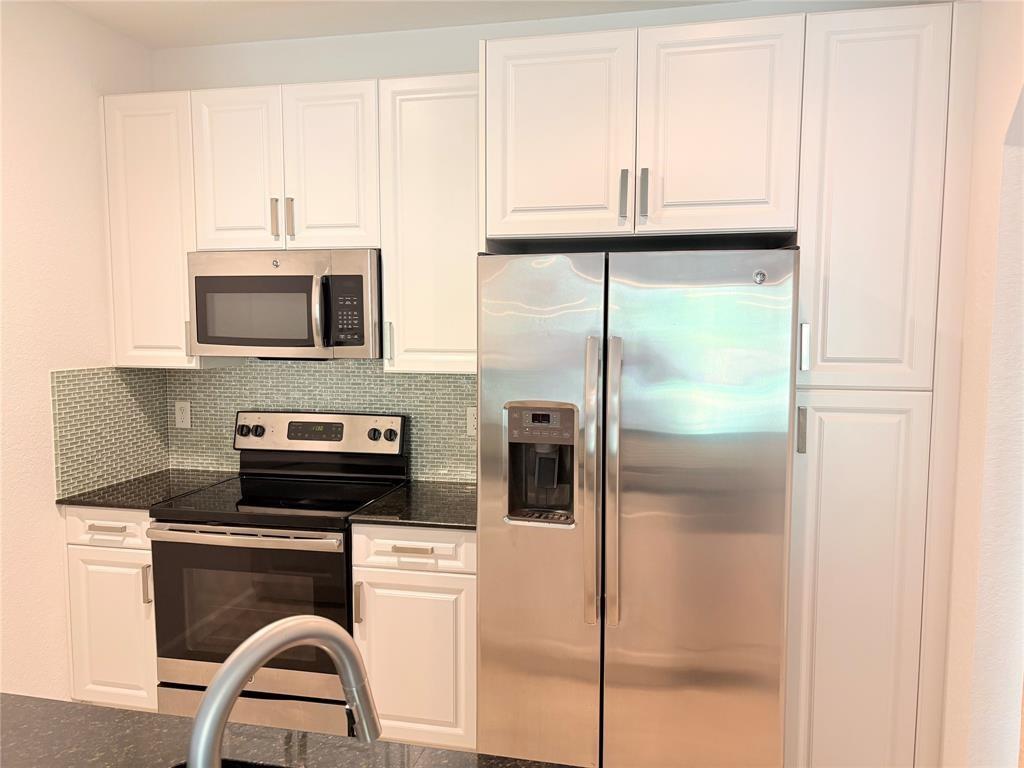 GREAT PRICE FOR THIS BEAUTIFUL TOWNHOME WAS BUILT IN 2017. IT COMES WITH A VERY NICE KITCHEN, GRANITE COUNTERTOPS, STAINLESS APPLIANCES, FULL-SIZE WASHER & DRYER, NEW CARPET ON THE SECOND FLOOR, BEAUTIFUL LAKE VIEW, & ONE CAR GARAGE. GATED COMMUNITY OFFERS LAKEFRONT CLUBHOUSE, POOL, GYM, KIDS PLAYGROUND, CARD ROOM, WALK PATH AROUND THE LAKE & MORE! GREAT LOCATION! PETS MAY BE OK WITH A PET DEPOSIT. READY TO MOVE IN! THE HOA REQUIRES A MINIMUM 700 CREDIT SCORE FROM EACH APPLICANT.