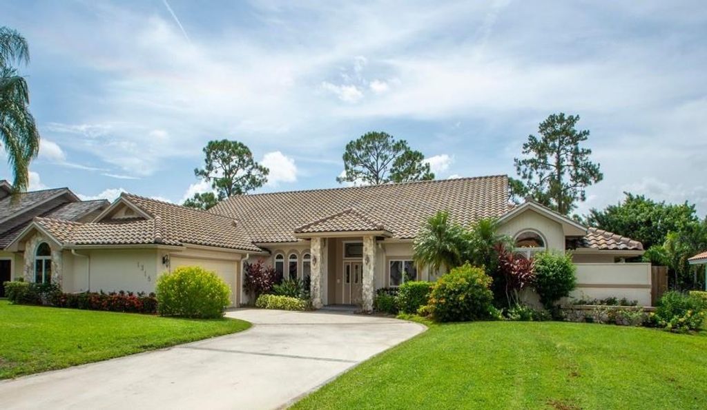 Photo of 1318 SW Cottonwood Cove, Port Saint Lucie, FL 34986 (MLS # F10299698)