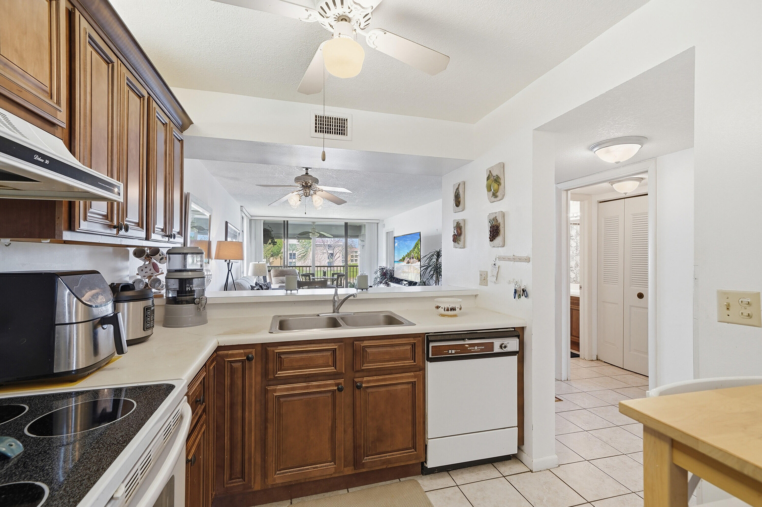 6618 Coral Lake Drive 206, Margate, FL, 33063/$239,000 4 6618 Coral Lake Drive 206