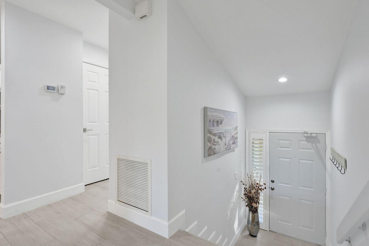 4 Lexington Lane E G