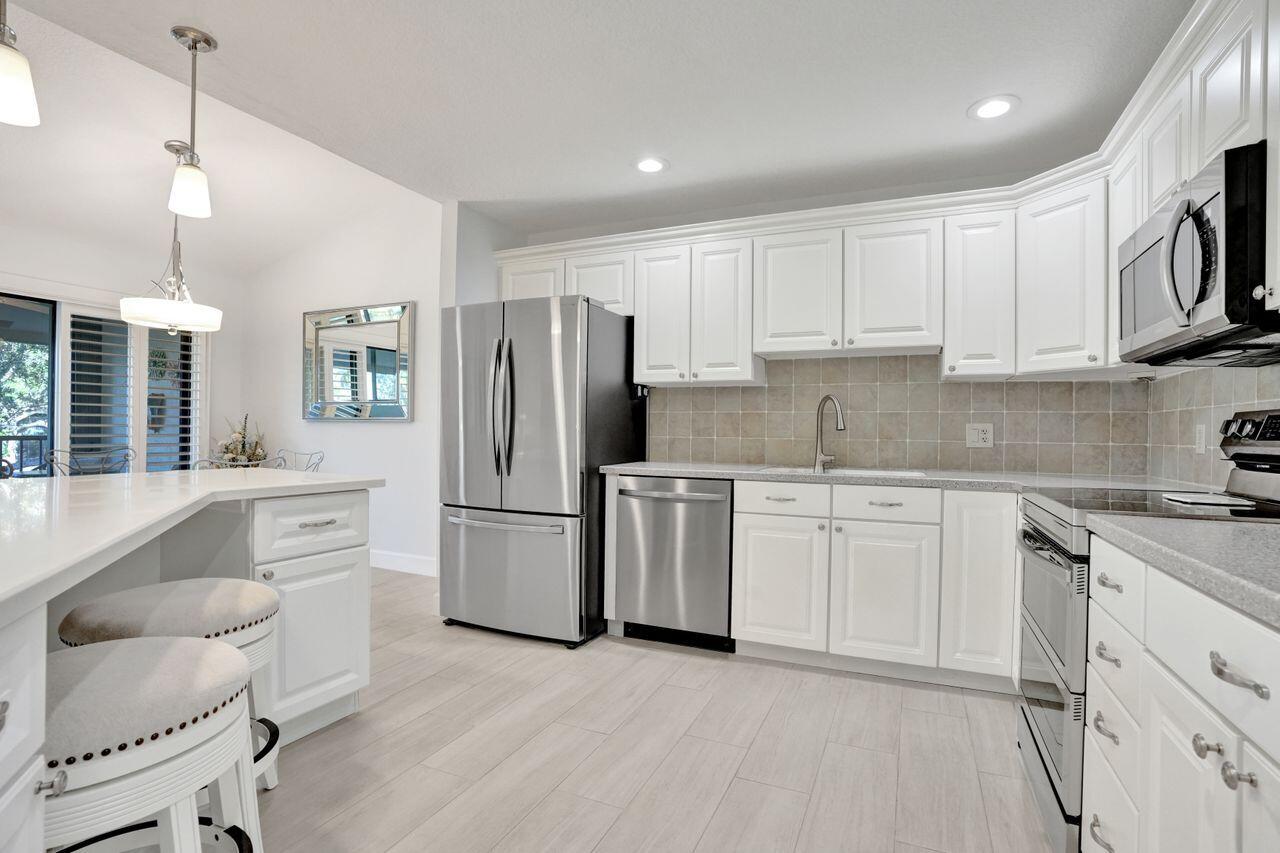 4 Lexington Lane E G