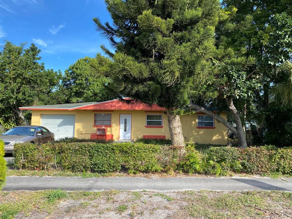 Photo of 907 SE 10th Street, Stuart, FL 34994 (MLS # R10685590)