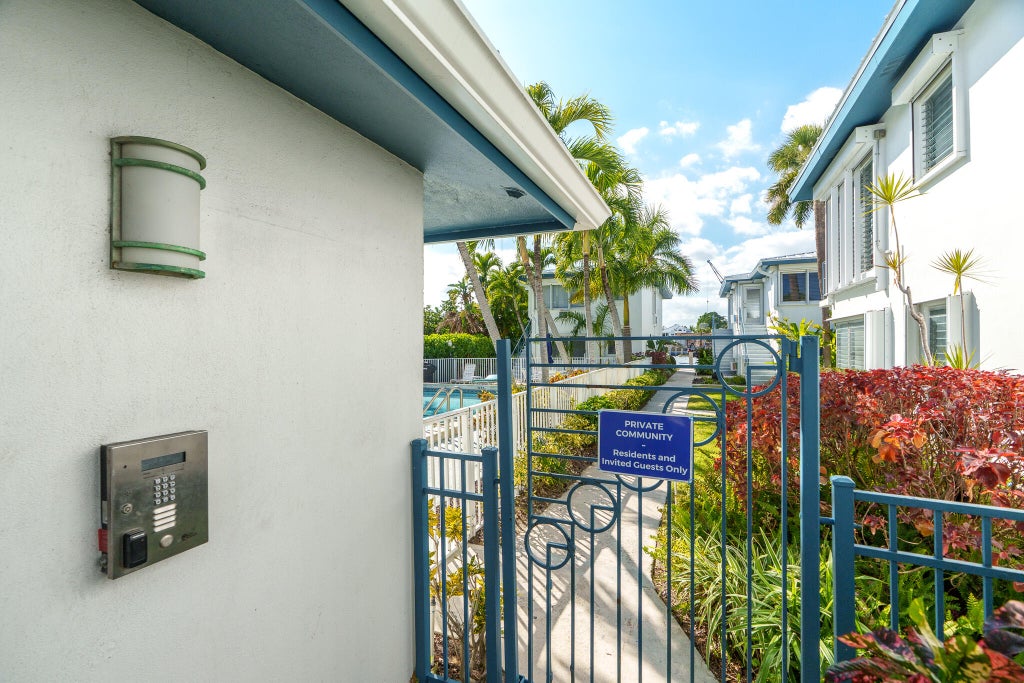 Photo of 561 BAYSHORE Drive #7, Fort Lauderdale, FL 33304 (MLS # B26082615)