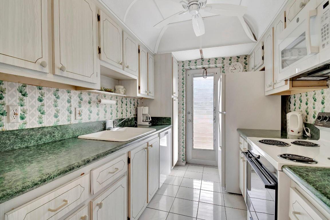 PENTHOUSE HIGHLANDS CONDO - Residential