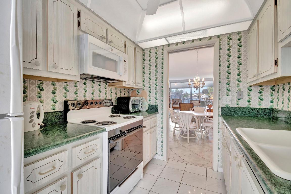 PENTHOUSE HIGHLANDS CONDO - Residential