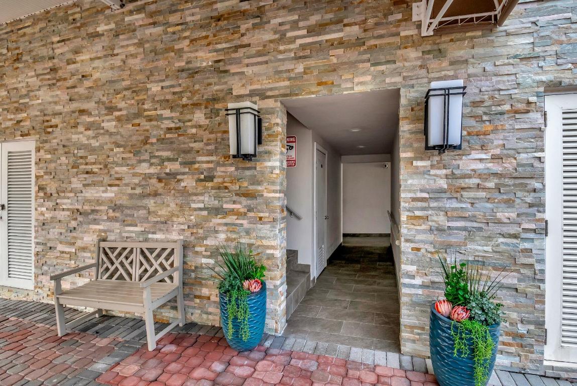 PENTHOUSE HIGHLANDS CONDO - Residential