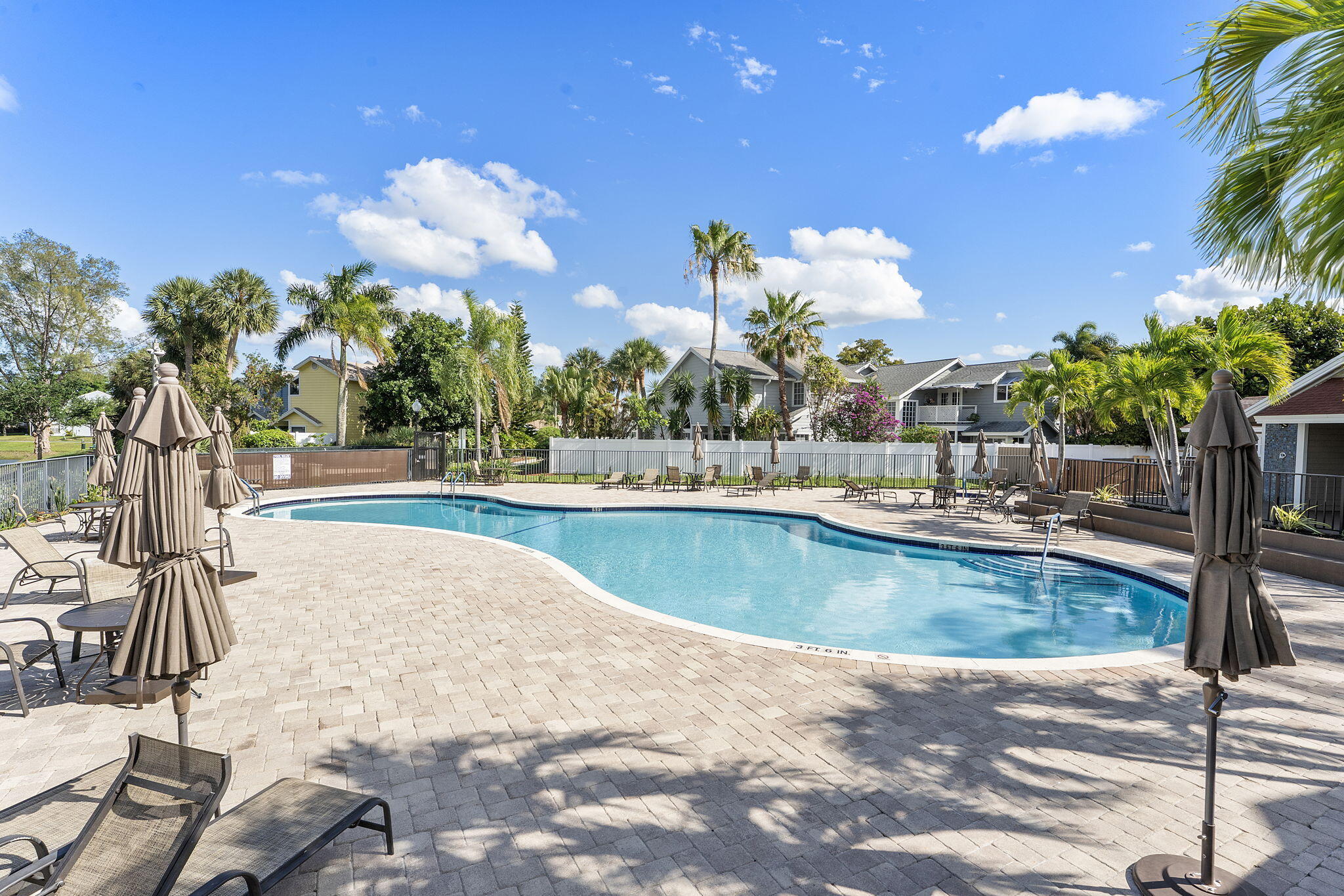 CARRIAGE HOUSES I CONDO - Residential