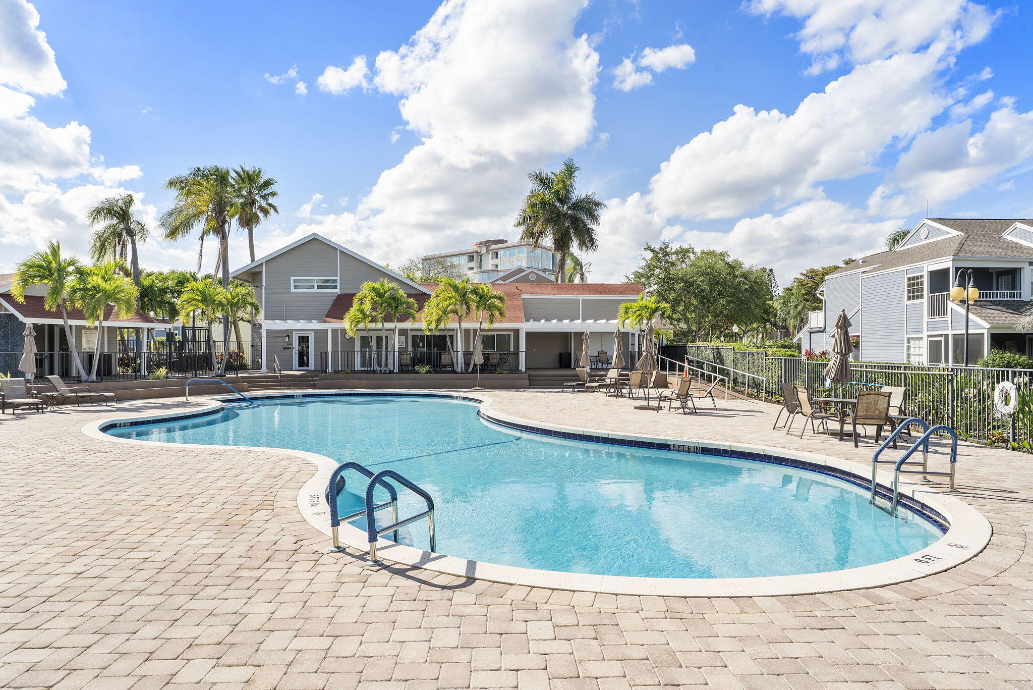 CARRIAGE HOUSES I CONDO - Residential