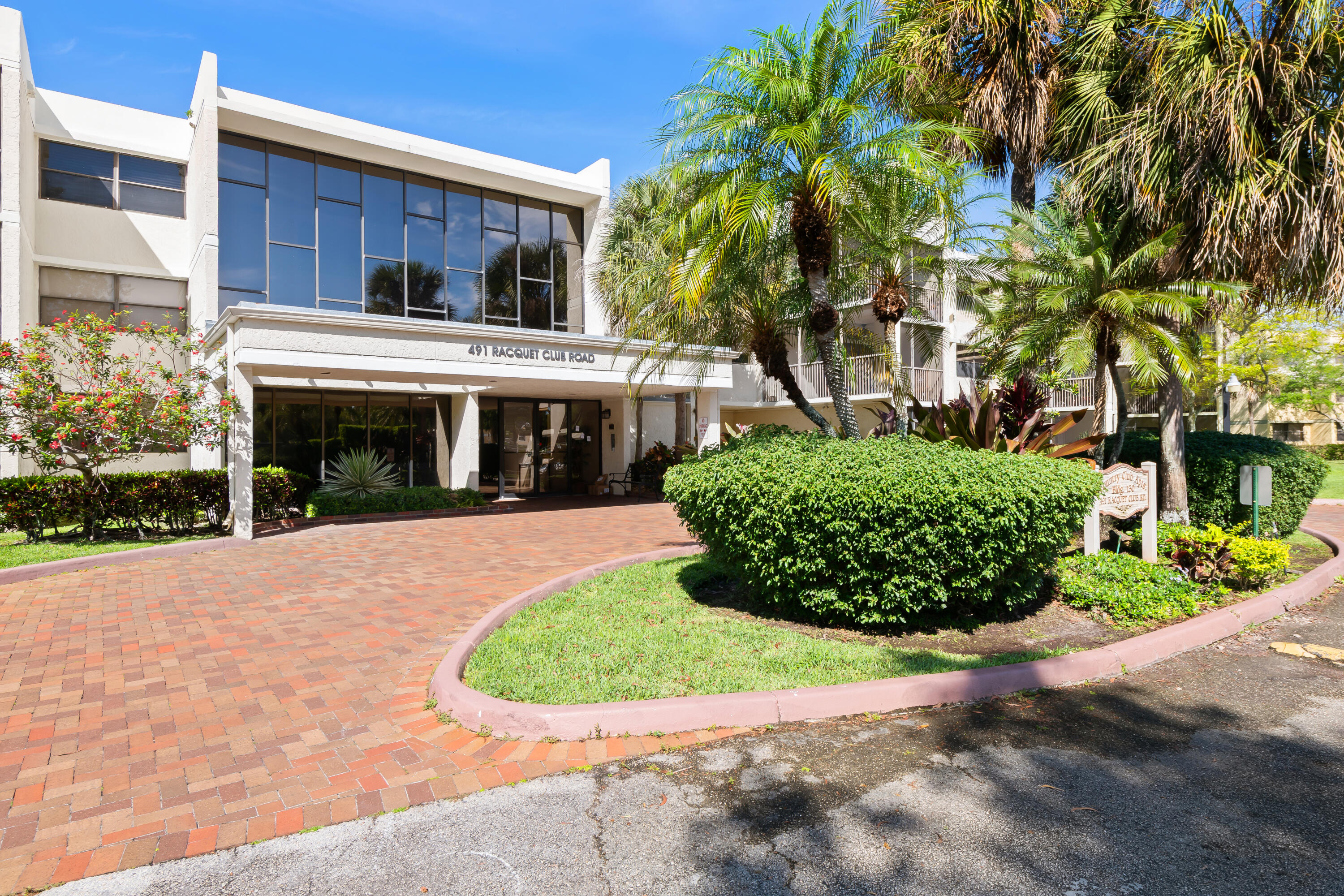 BLDG 130 OF COUNTRY CLUB APTS AT - Residential