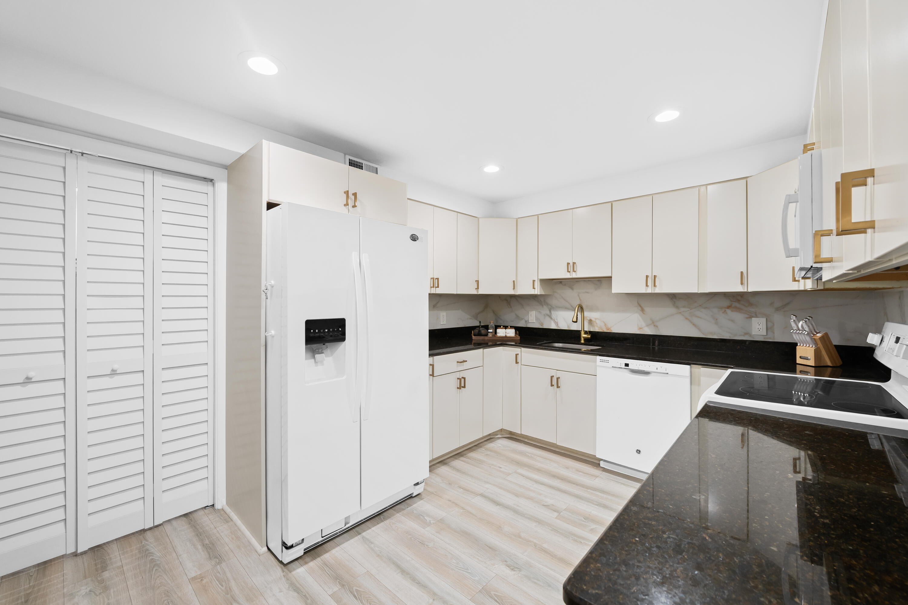 BLDG 130 OF COUNTRY CLUB APTS AT - Residential