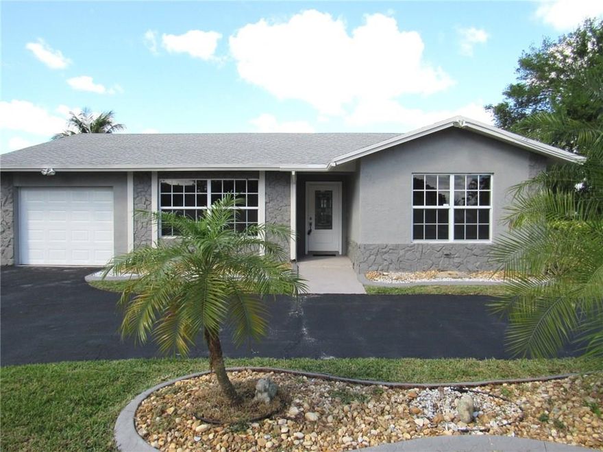 $3,000 LENDER CREDIT TOWARDS CLOSING COSTS AND STAINLESS STEEL APPLIANCES IF BUYER DECIDES TO USE SELLER'S PREFERRED LENDER (see Matrix attachments). **READY TO MOVE-IN**READY TO CLOSE** BEAUTIFULLY RENOVATED 4/2 WITH POOL & GARAGE ON A LARGE CORNER LOT. UPDATED KITCHEN WITH CUSTOM WOOD CABINETS & GRANITE COUNTER TOPS.  NEW BATHROOM FIXTURES, NEW TILE & WOOD LAMINATE FLOORING, FRESH PAINT AND CENTRAL A/C. PLENTY OF LIVING AREA FOR LARGE FAMILY & ENTERTAINING. IF YOU SHOW IT, YOU WILL SELL IT.