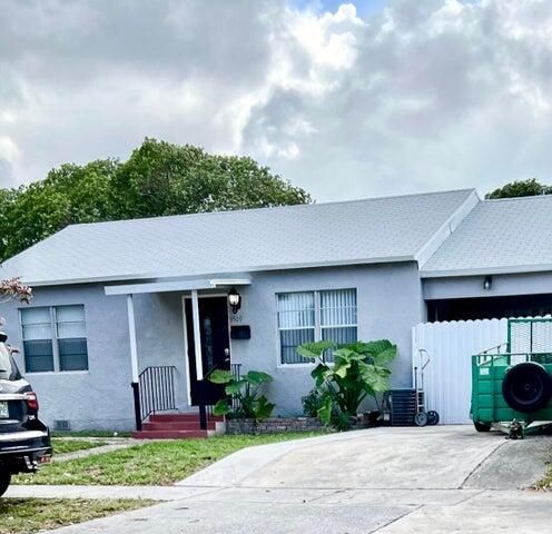 Do not miss on this beautiful remodeled single family home. Electric, water and internet included in rental price. Pets OK