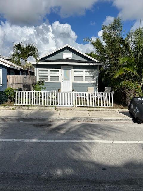 Looking for a cozy place to rent in Lake Worth Beach, FL? Check out this 1 bedroom, 1 bath unit that's conveniently located close to downtown and all the amazing things that Lake Worth Beach has to offer. Plus, you'll be just a stone's throw away from the beach! Don't miss out on this great opportunity to live in one of Florida's most charming seaside towns. Also, Huge Yard For activities. Also if wanted can park in the rear in the back of house with access off of the alley.