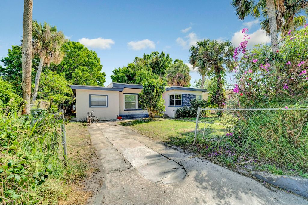 Photo of 1016 Chipola Road, Fort Pierce, FL 34950 (MLS # R11069596)