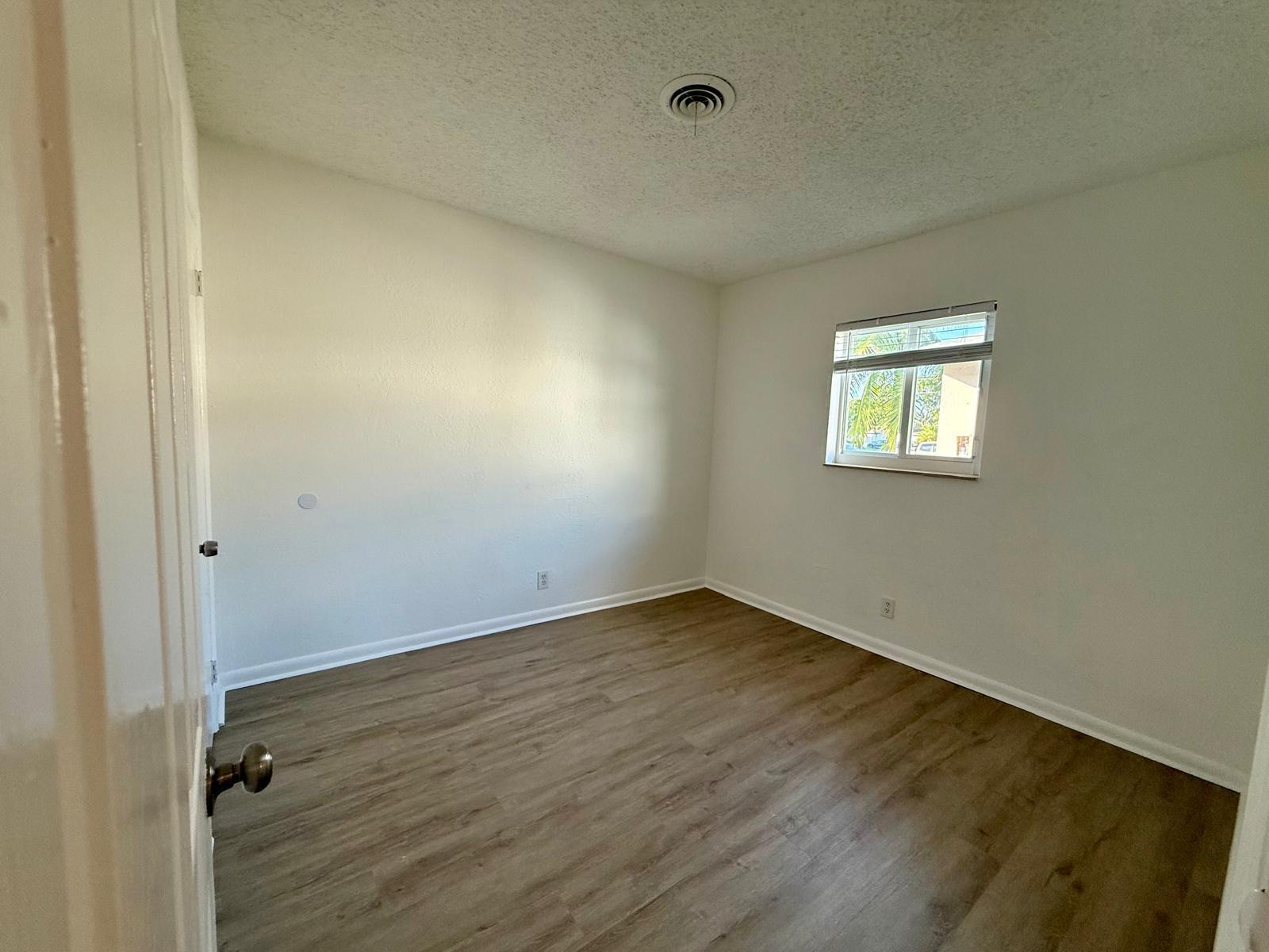 CRESTHAVEN NO 11 - Residential Lease