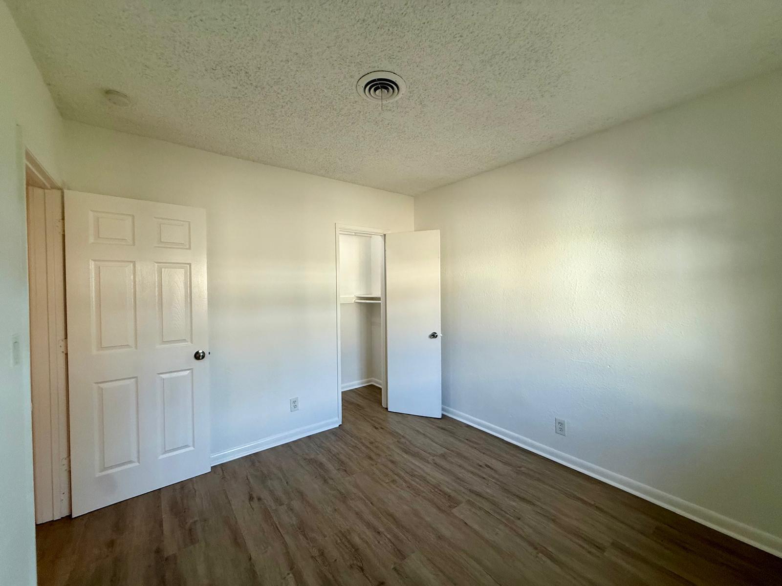 CRESTHAVEN NO 11 - Residential Lease